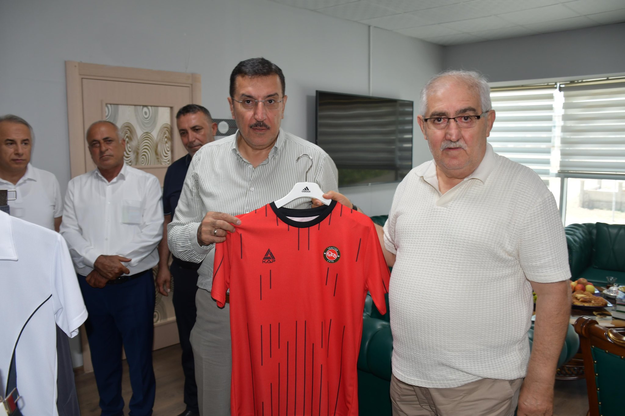 Kaptan Spor, Yurt Dışına Forma Satıyor