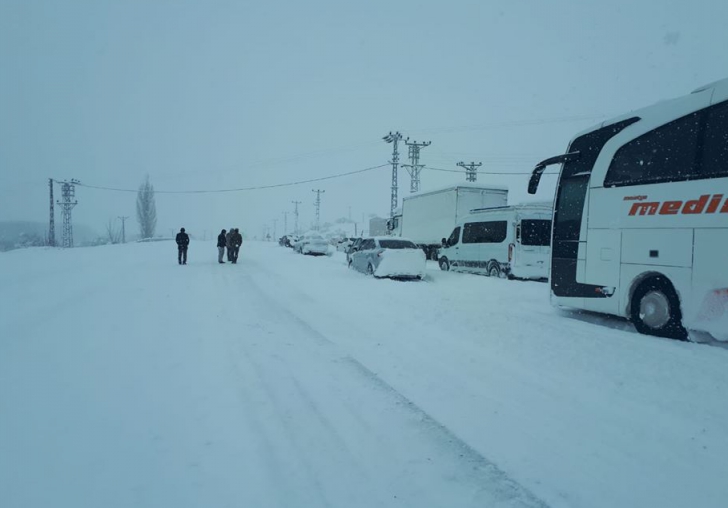 Kar yolları kapadı... Tüm uçuşlar iptal edildi... Son yol durumu...