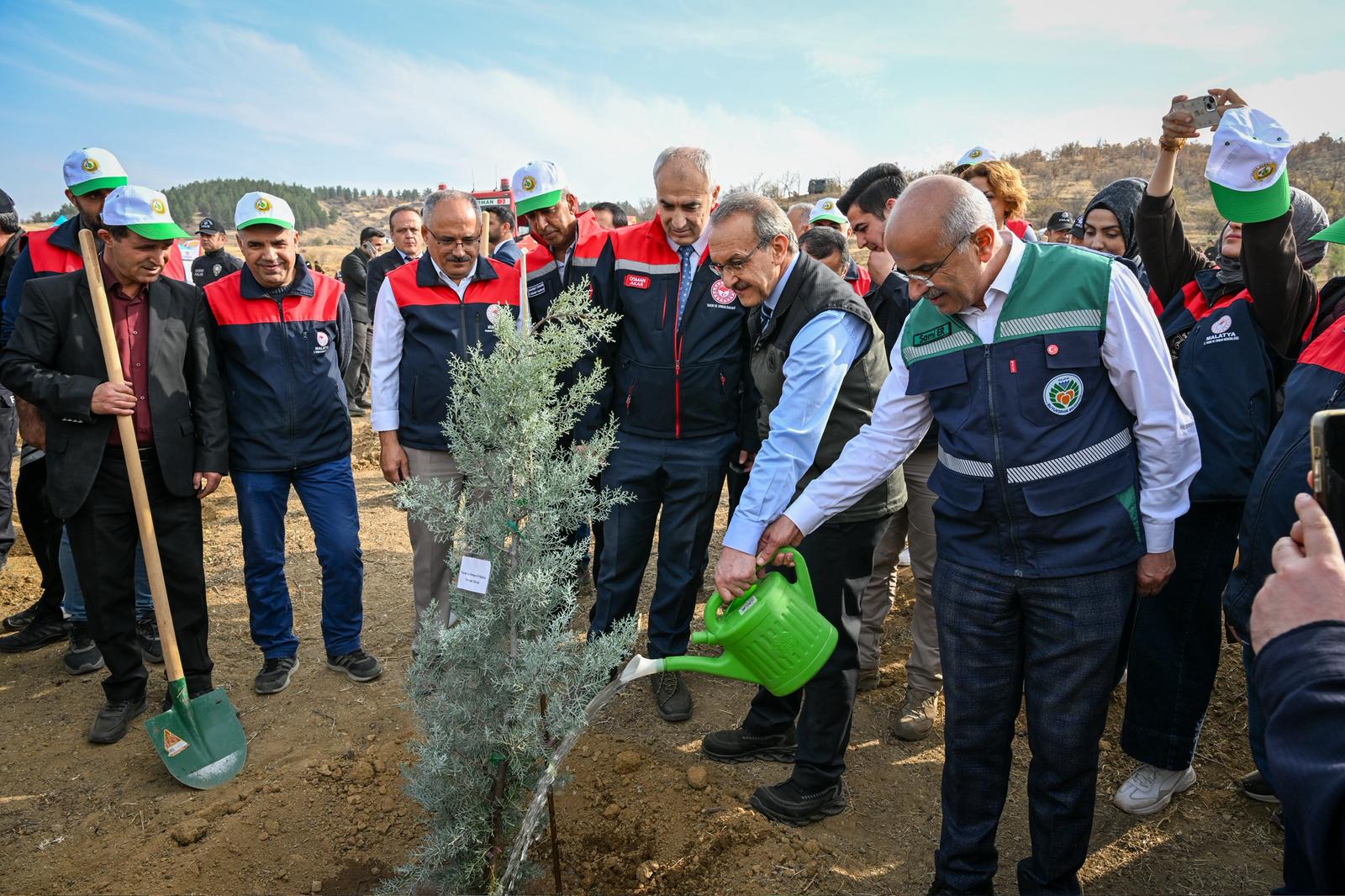 Malatya'da 2 Bin 200 Fidan Toprakla Buluştu