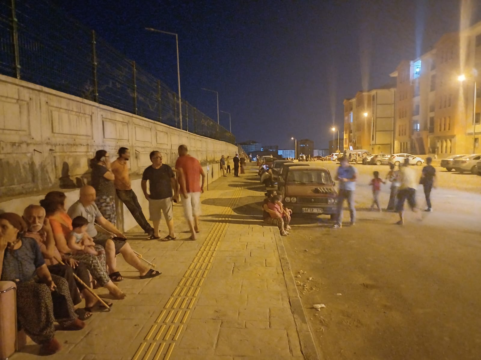Malatya 5.3'le Sallandı, Halk Sokakta sabahladı