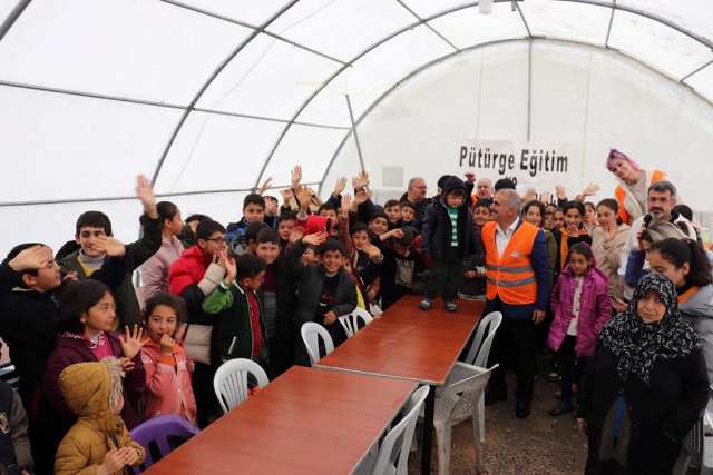 Malatya'da Depremzede Çocuklara Bayram Harçlığı
