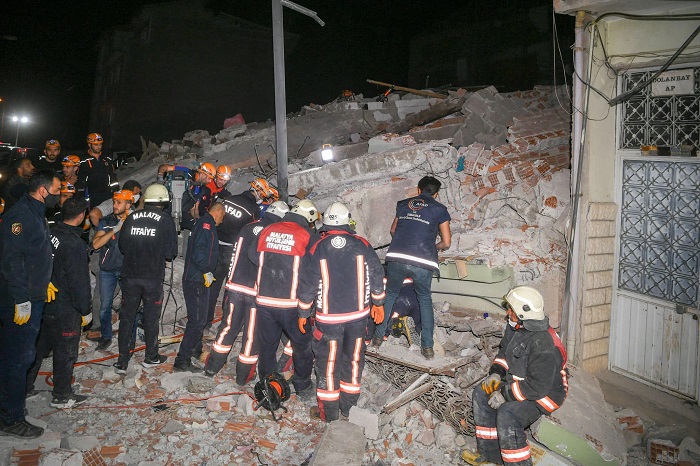Malatya'da hasarlı bina çöktü, 1 Kişi Öldü