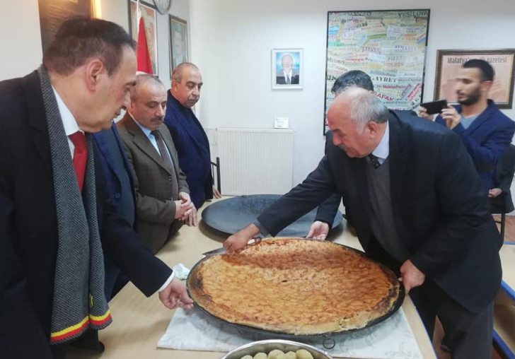 Malatya Gazeteciler Cemiyetine Akçadağlı Muhtardan Kömbeli Ziyaret,