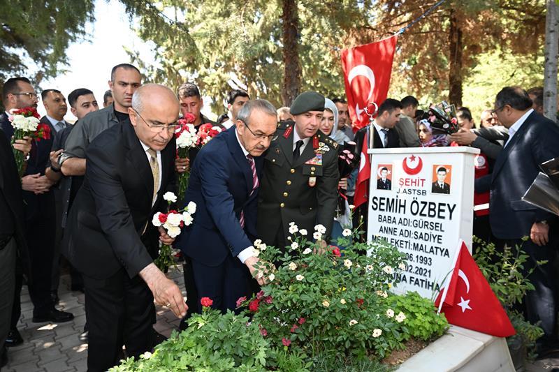 Malatya Valisi Yavuz, Şehitliği Ziyaret Etti