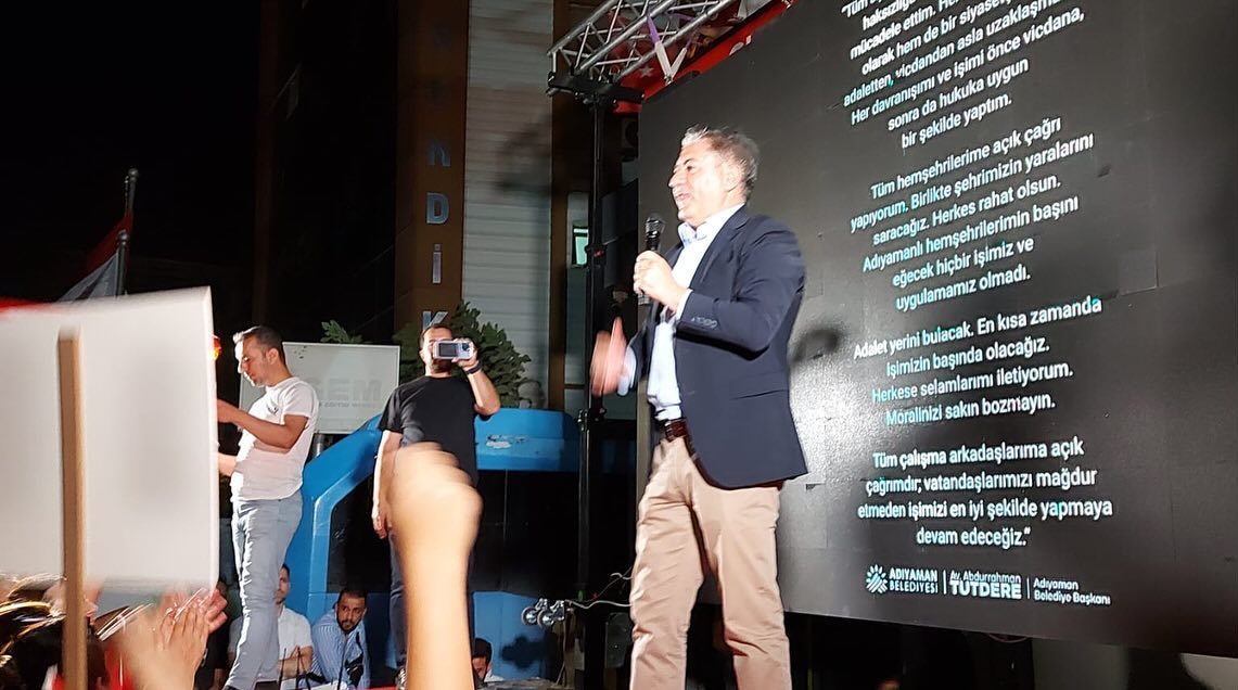 Malatyalı Milletvekili Emir Sahneden Düştü