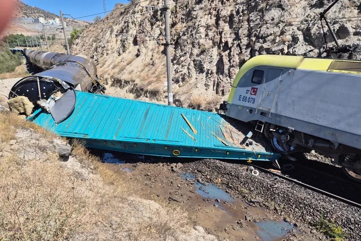Malatya’da iki yük treni çarpıştı: 1 yaralı