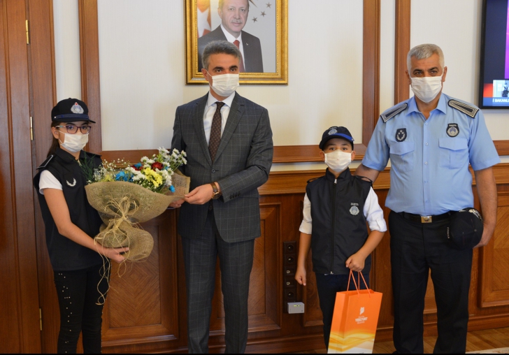 Minik Zabıtalardan Türk Bayrağı, Maske ve El Dezenfektanı Hediyesi