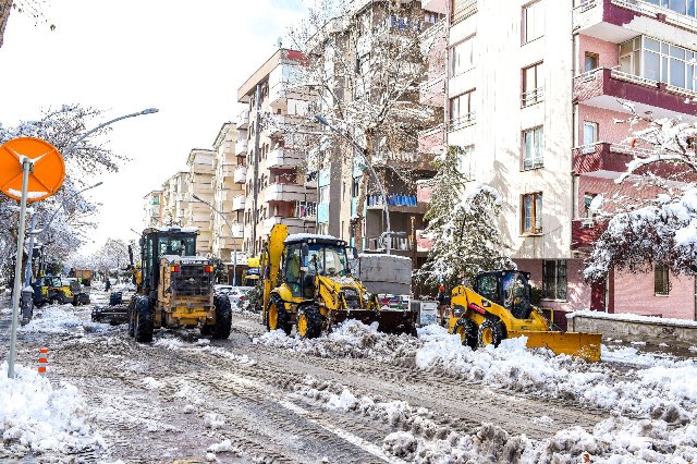 Nihayet Kar Yağdı... Kapalı Yollar Açılıyor