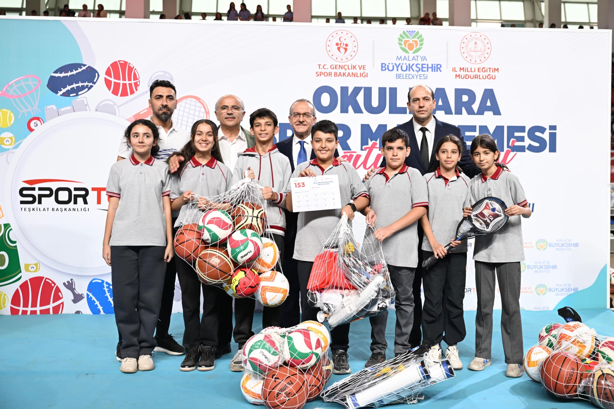 Okullara Spor Malzemesi Dağıtıldı