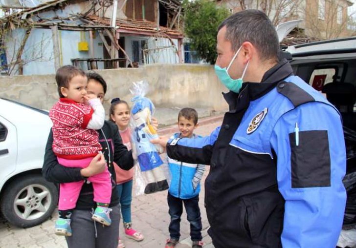 Polis çocuklara oyuncak dağıttı