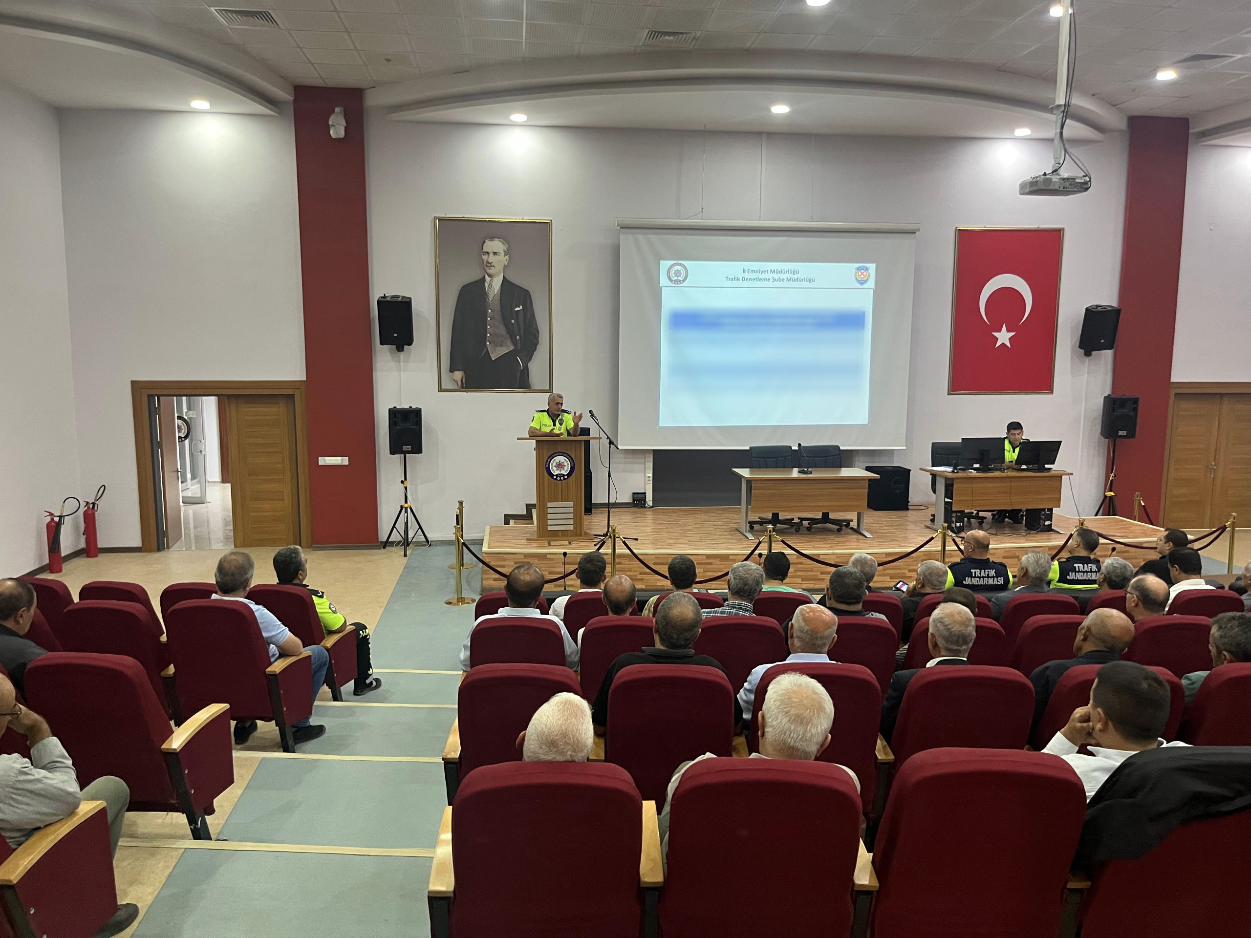 Polis Şehir İçi Minibüs Sürücülerine Eğitim Verdi