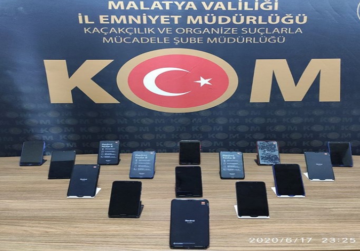 Polis kaçak telefon elegeçirdi