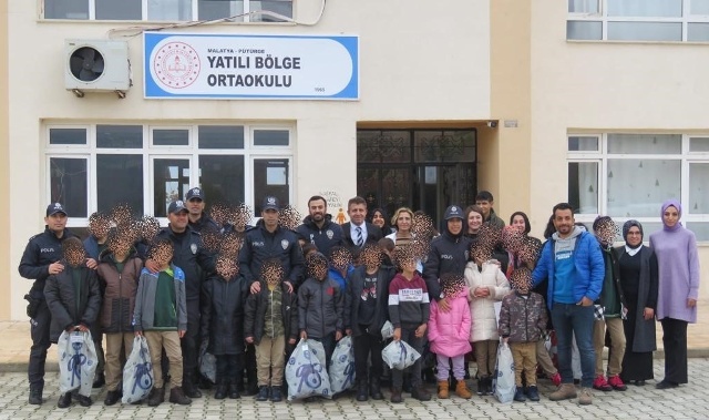 Polis Pütürge de Öğrencileri Giydirdi