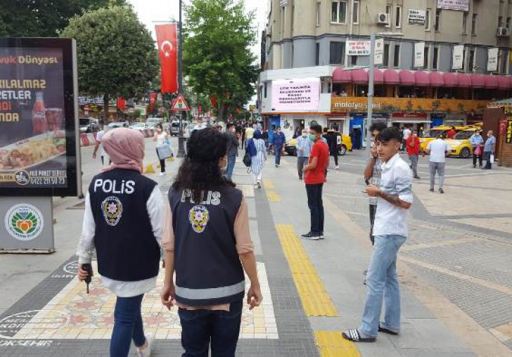 Polis Sosyal mesafe ve maske uyarısı yapıyor