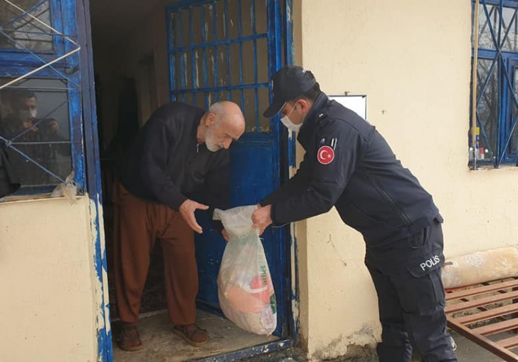 Polis vatandaşın yardımına koşuyor