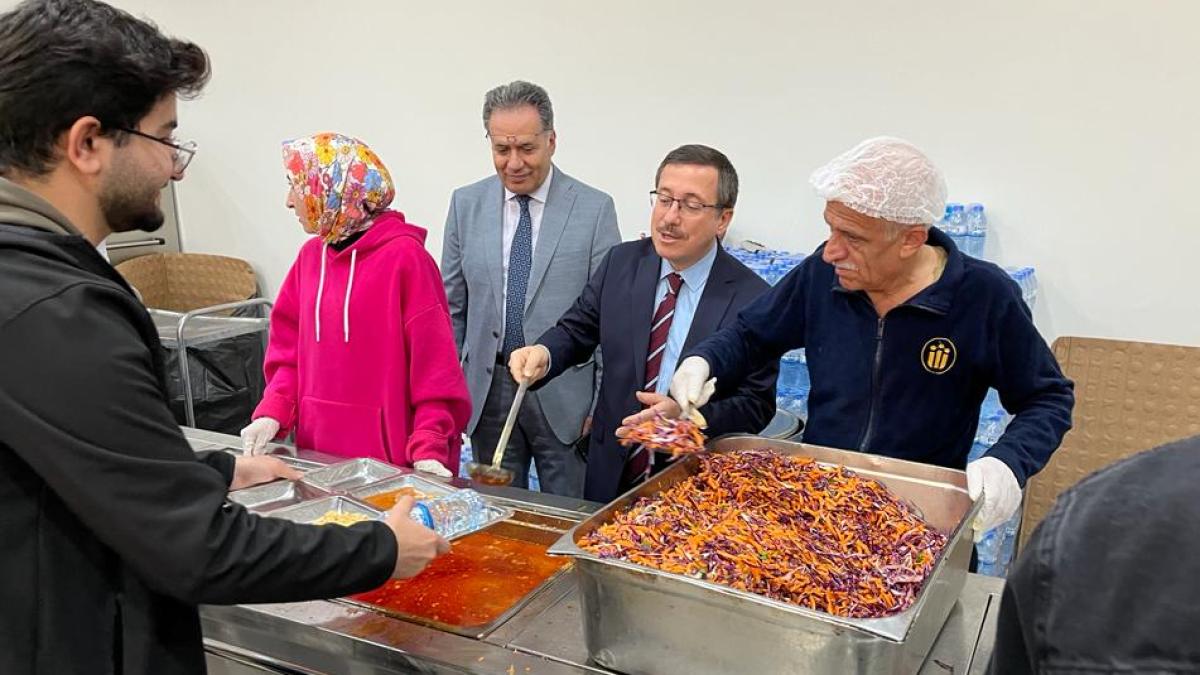 Rektör Kızılay, Öğrenci Yemekhanelerini Ziyaret Etti