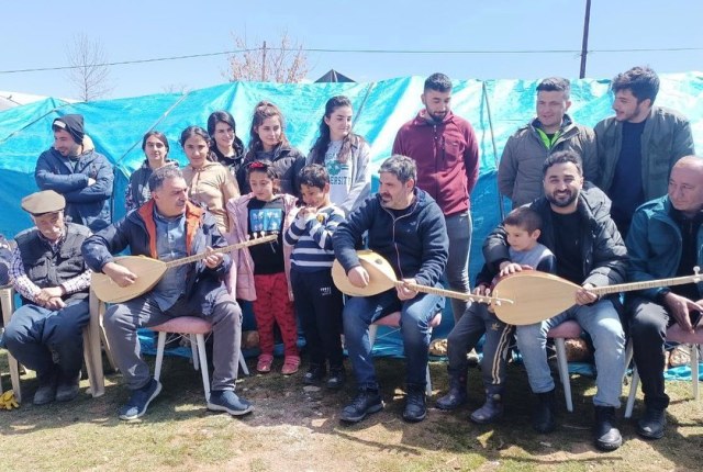 Sanatçılar Deprem Bölgesine Yardım Getirdi