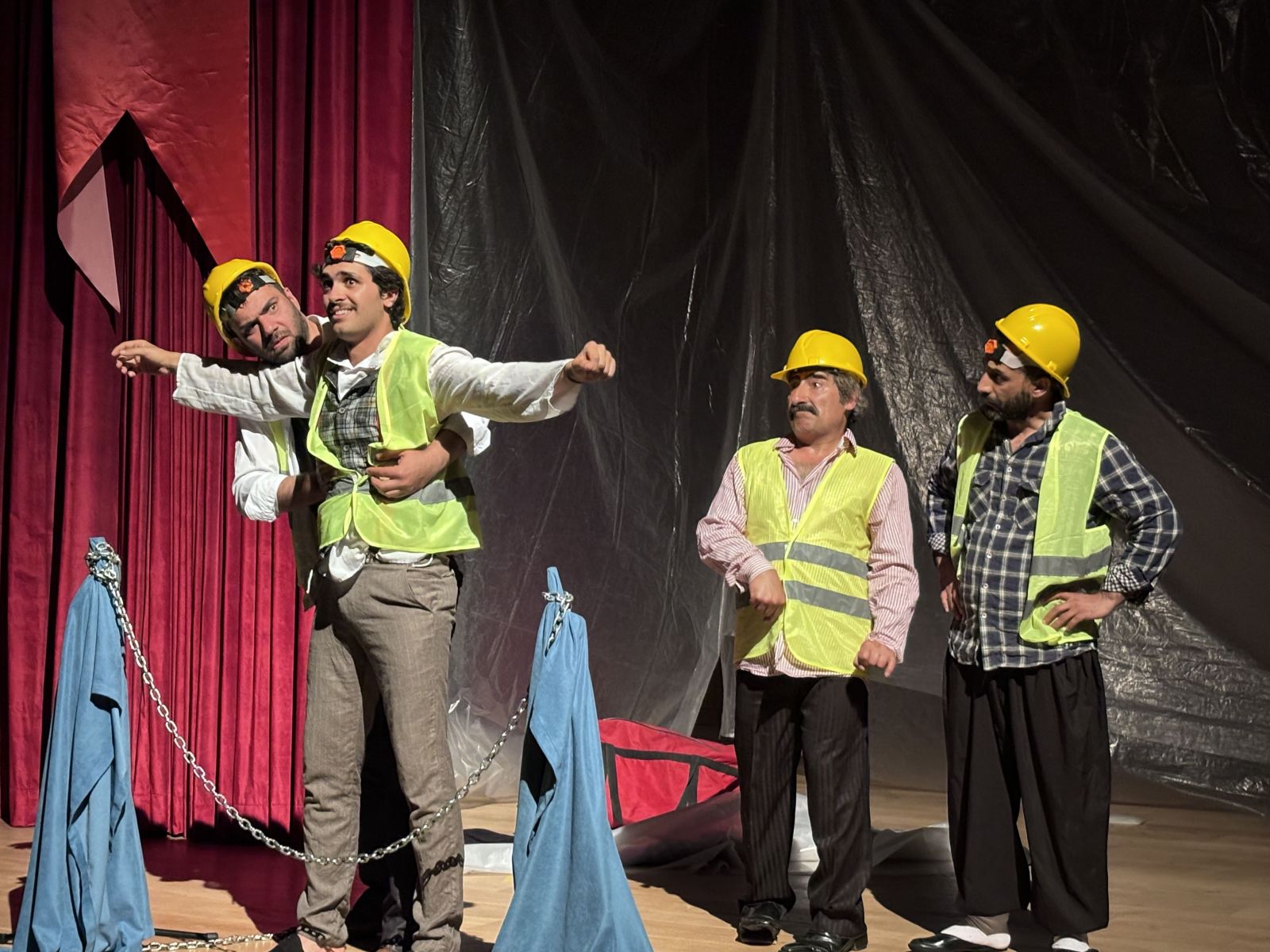 Seksenler Dizisi Oyuncuları Arapgir'de Tiyatro Oyunu Sergiledi