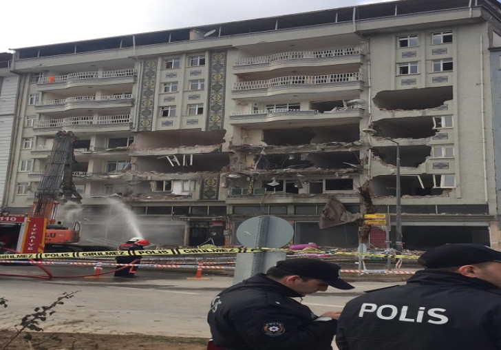 Sivas Caddesindeki Yağmur Apartmanı yıkılıyor