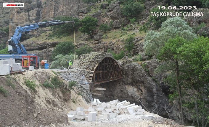 Tarihi Taş Köprü Beton Bloklarla Restore Ediliyor
