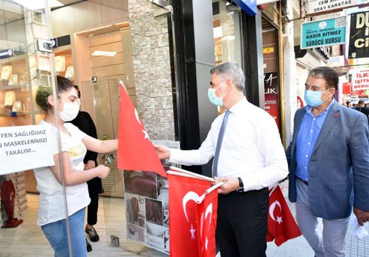 Vali Baruş 15 Temmuz'da Esnafa Bayrak Dağıttı 