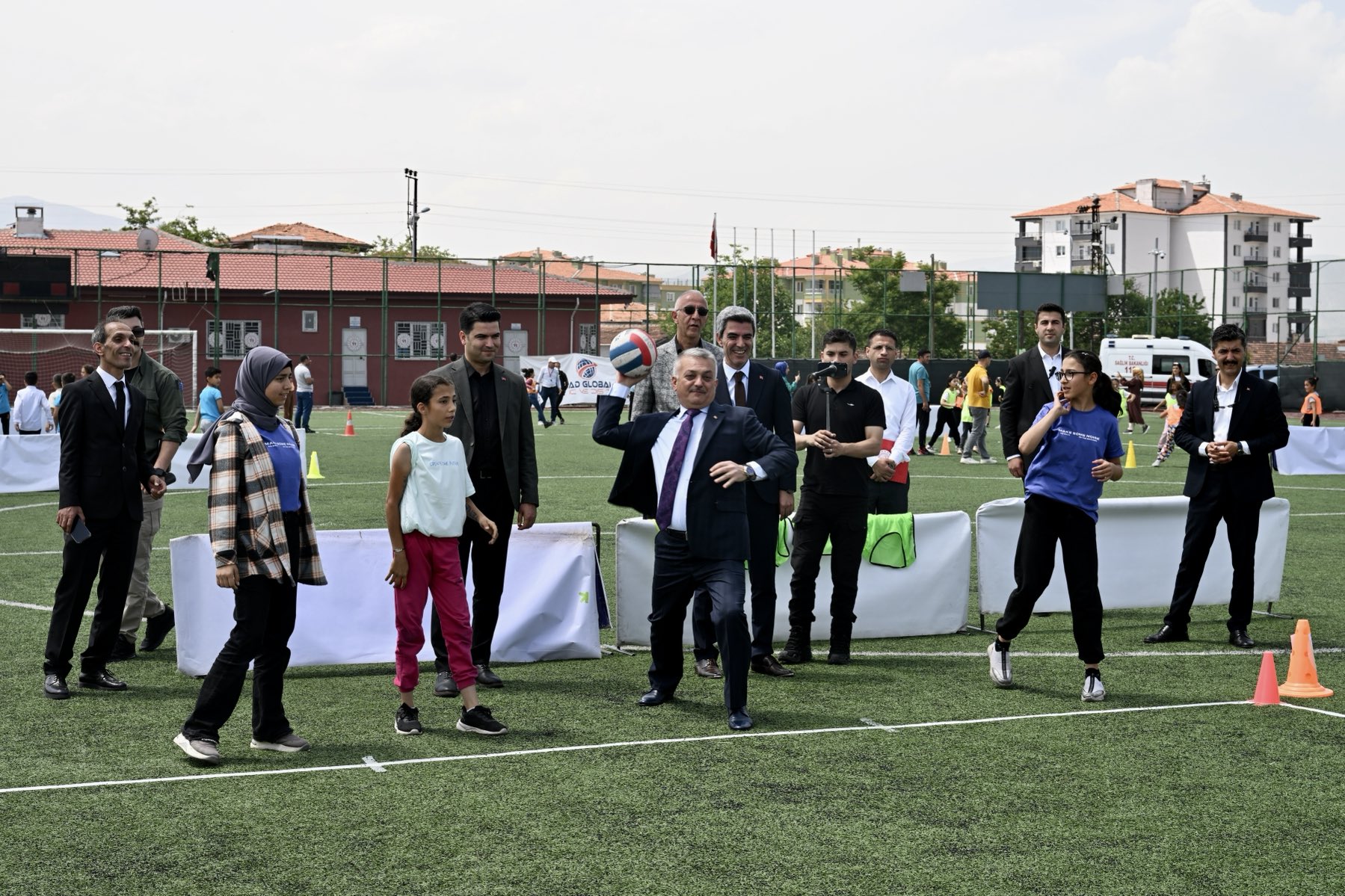 Vali Ersin Yazıcı Yeşiltepe'de Çocuklarla Buluştu