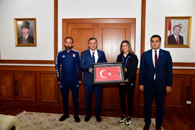 Vali Şahin Milli Sporcu Hatice Akbaş’ı Kabul Etti