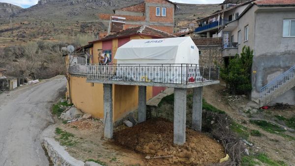 Venk'de Yaşlı Çiftin Deprem Çadırı