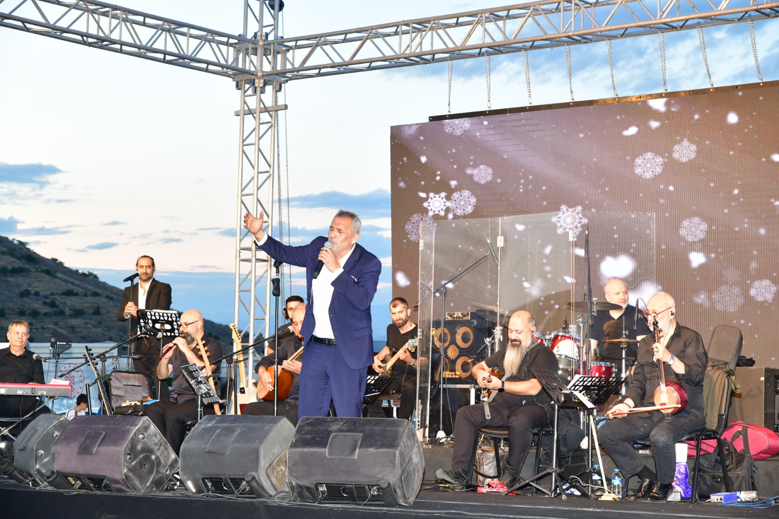 Yavuz Bingöl depremzedelere konser verdi.