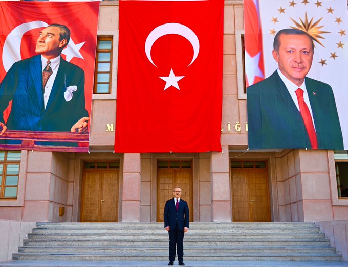 Yırtılan Atatürk Posteri Değiştirildi