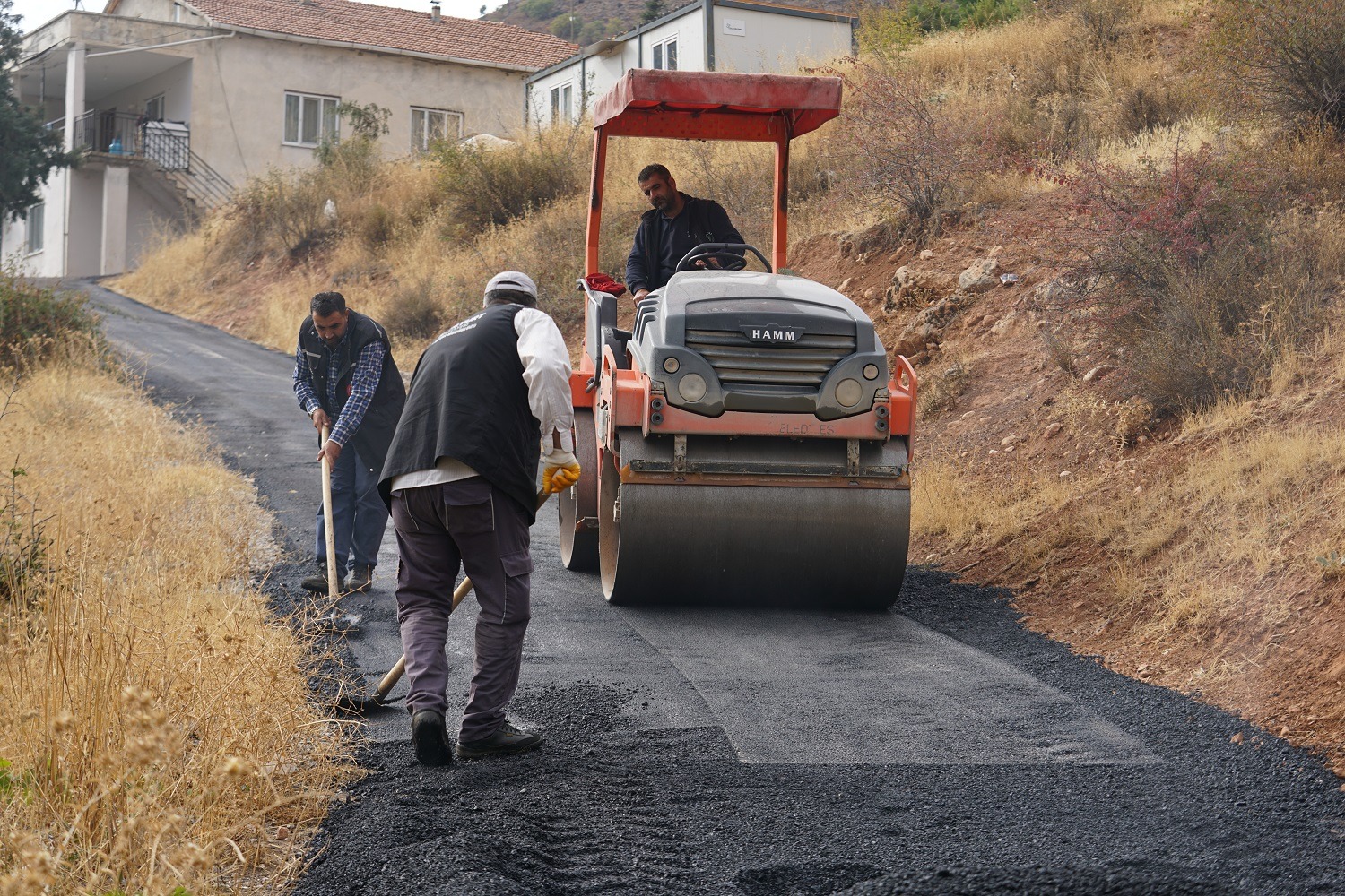 Yeşilyurt Asfaltlama Çalışmalarına Hız Verdi
