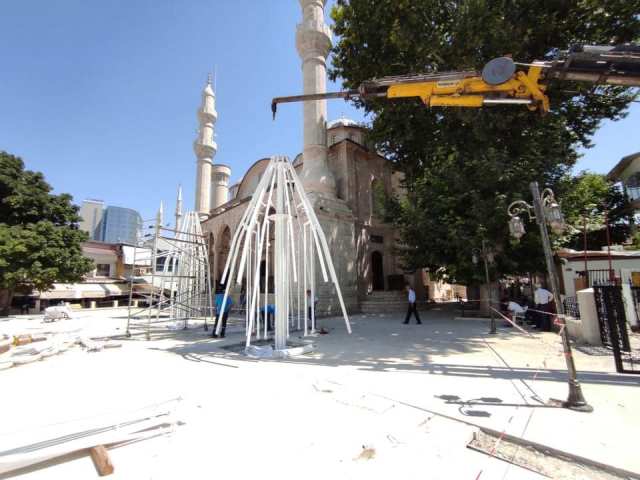 Yeni Cami Avlusuna Mekke Şemsiyesi Kuruluyor