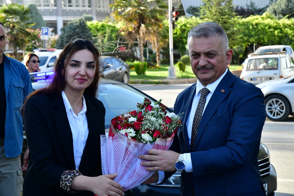 Yeni Vali Yazıcı çiçek yerine depremzedelere bağış istedi