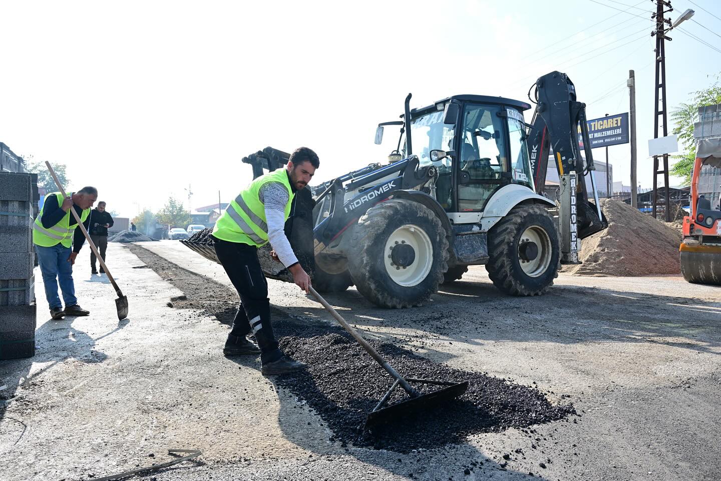 Yeşiltepe'nin Yolları Yeniden Yapılıyor