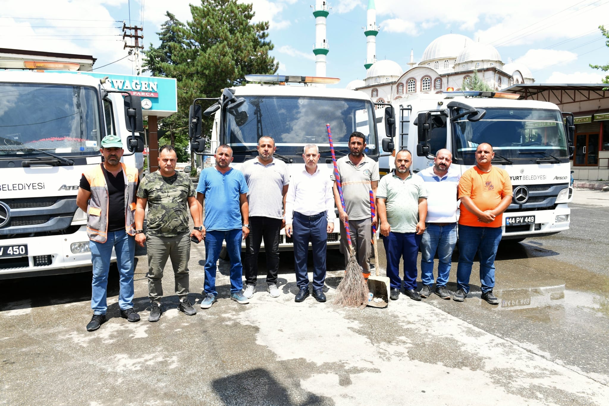 Yeşilyurt Belediyesi Sanayi Sitesini Temizledi