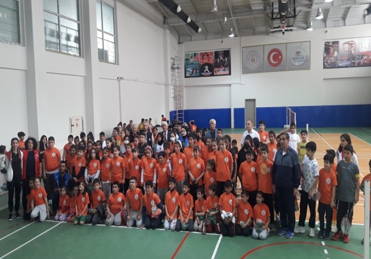 YEŞİLYURT BELEDİYESİ, 300 SPORCUYA MALZEME DAĞITTI