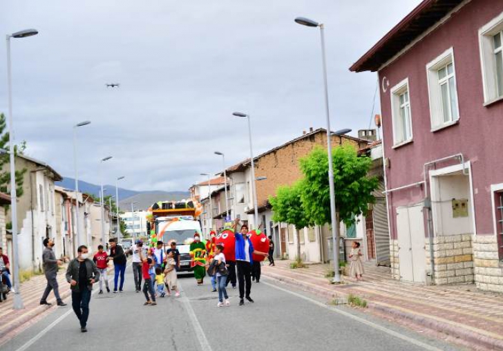 YEŞİLYURT BELEDİYESİ BAYRAM COŞKUSUNU SOKAKLARA TAŞIDI