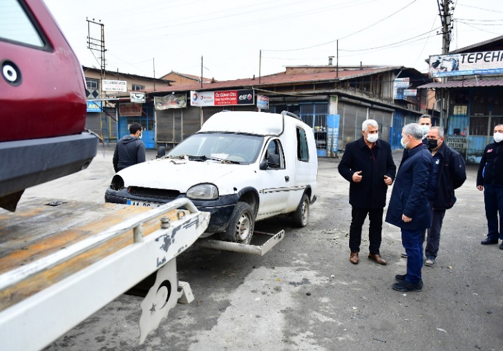 Yeşilyurt Belediyesi Hurda Araçları Topluyor