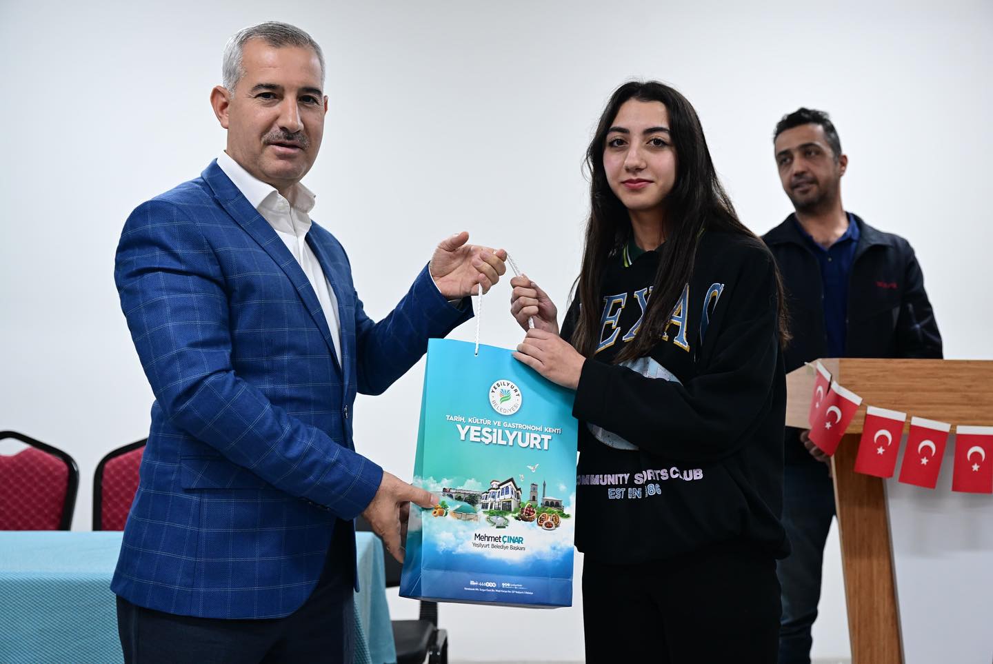 Yeşilyurt Belediyesinden 700 Öğrenciye Eğitim Seti