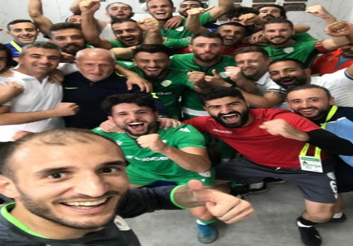 Yeşilyurt Belediyespor son dakika da gelen galibiyeti kutluyor:3-2