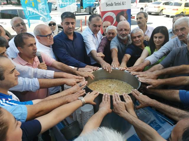 Yeşilyurt İYİ Parti Aşure Dağıttı