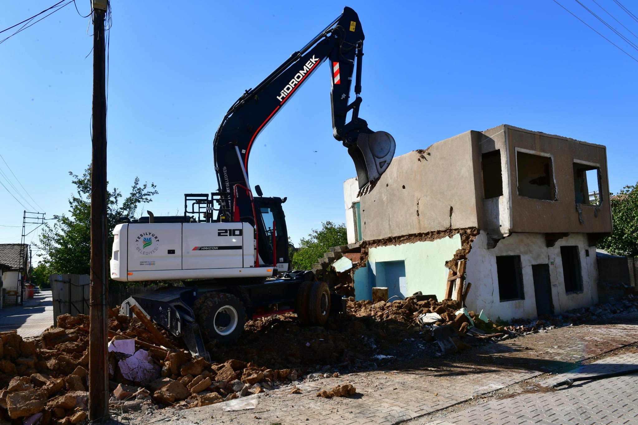 Yeşilyurt'ta Metruk Evler Yıkılıyor