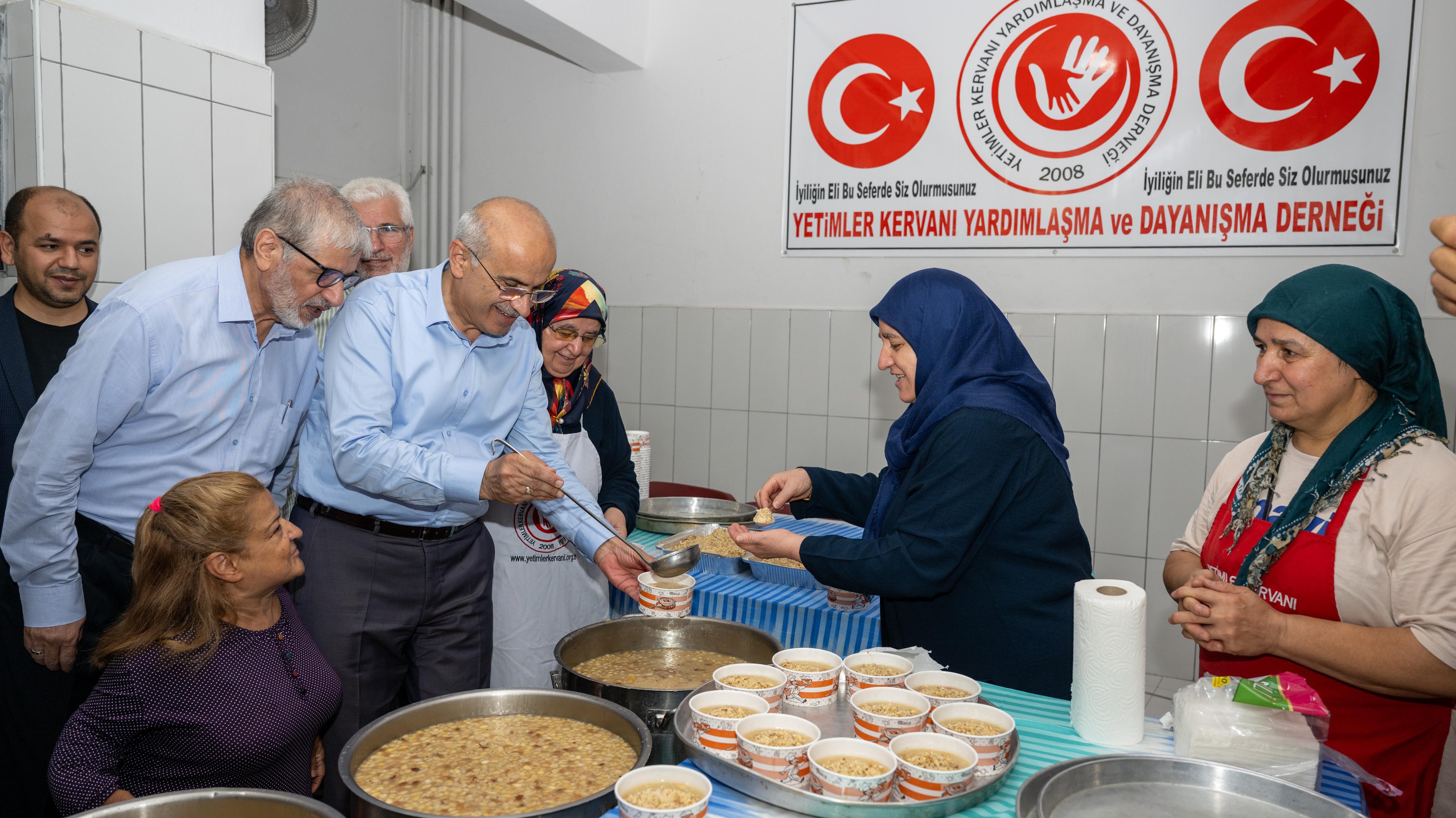 Yetimler Kervanı'ndan Geleneksel Aşure İkramı