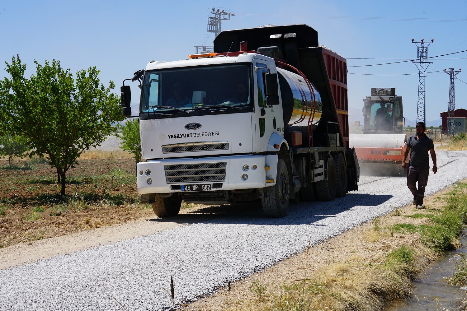 Yeşilyurt Belediyesi, Kırsalda Yolları Onarıyor