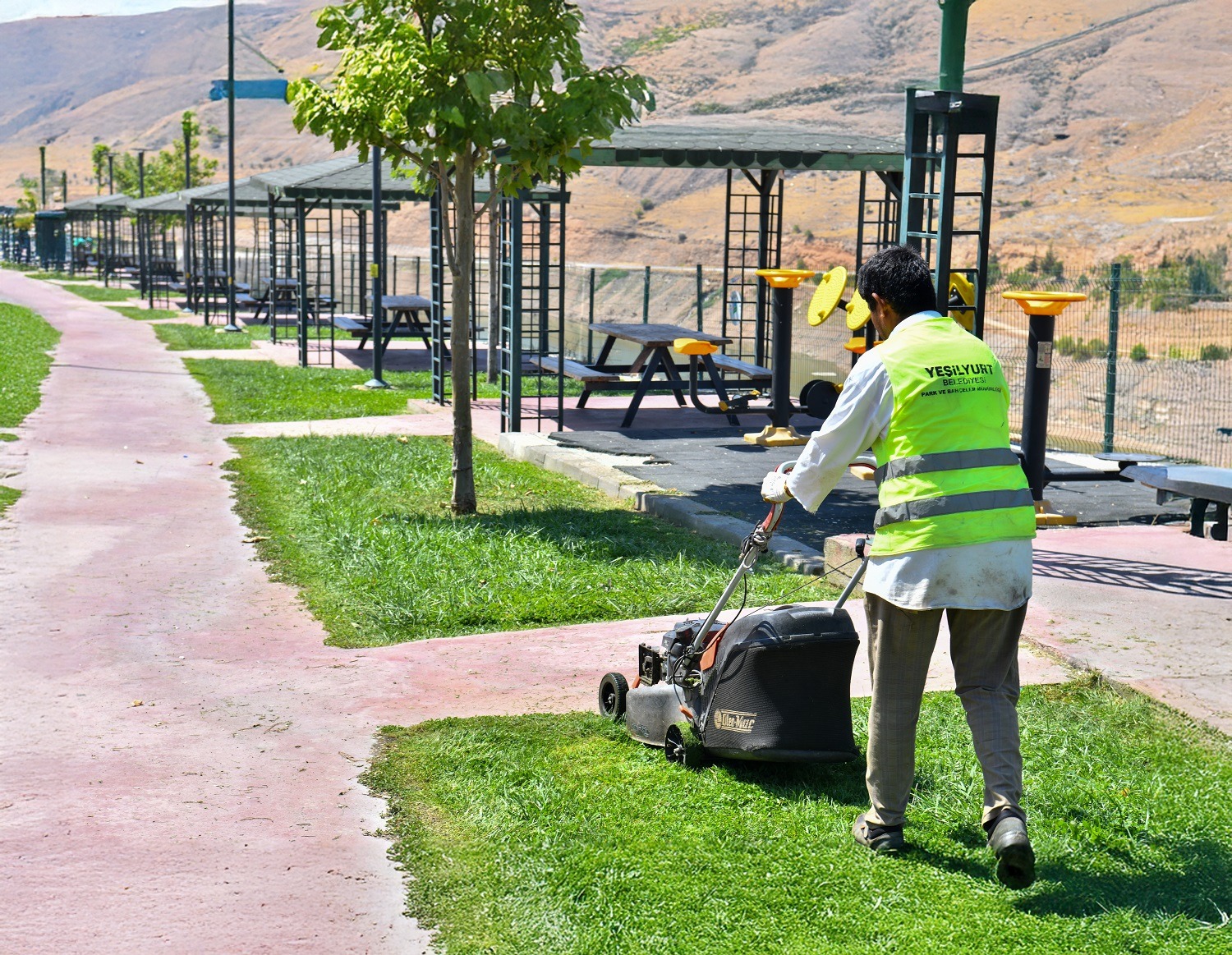 Yeşilyurt’ta Parklar ın Onarımı Yapılıyor
