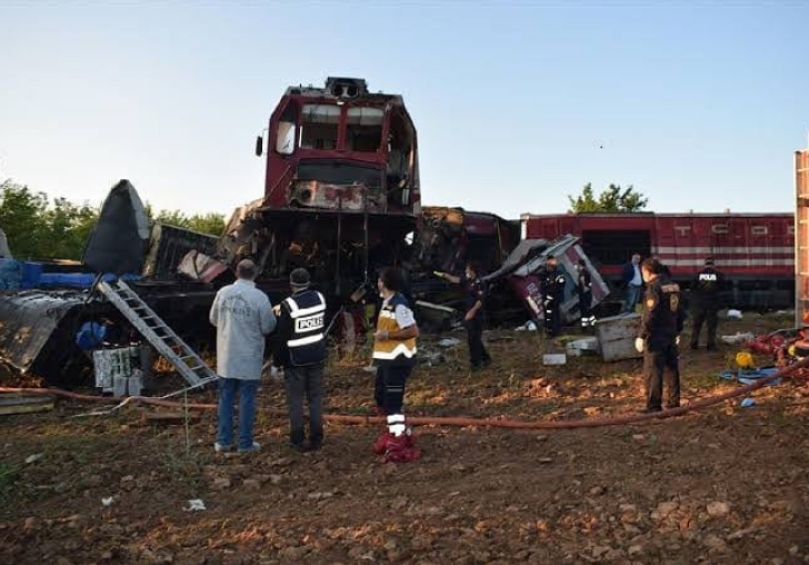 Yük trenleri kafa kafaya çarpıştı, 1 kişi öldü